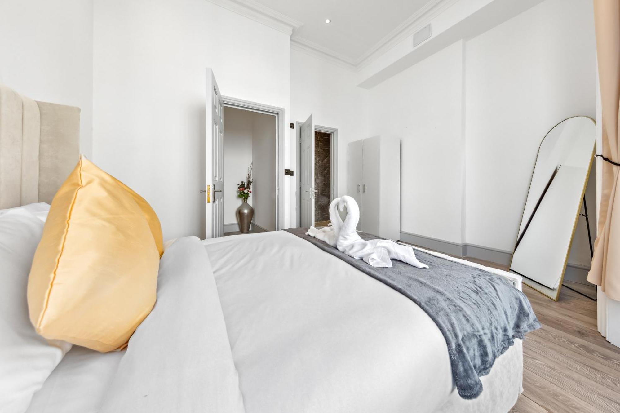 Minimalist Luxe 2br Designer Retreat In Prime Kensington For 6 Next To Station Harrods